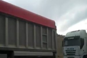 Imagen del vídeo de Muévete por Carboneras con la hilera de camiones la N-341 hacia Carboneras.
