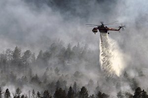 La labor de los medios aéreos se dificulta en los grandes incendios