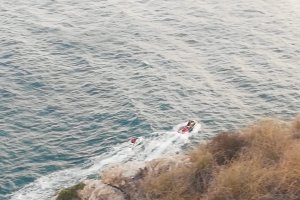 Dos embarcaciones en el momento del rescate. Foto publicada por el Ayuntamiento de Carboneras.