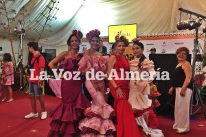 Rosanna Zanetti (segunda por la izquierda) ha acudido a la caseta de La Pita junto a familiares y amigos.