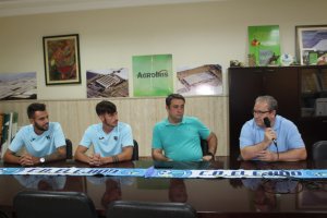 Vicente Puertas presentando a los futbolistas.