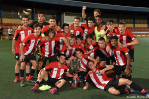 Los campeones del Athletic posando con la Copa.