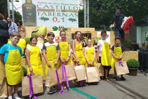 Los minichefs con sus nuevas adquisiciones y, de fondo Castillo de Tabernas, patrocinador del concurso desde su creación.