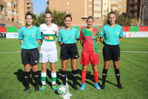 Las capitanas de Elche y Pavía con el trío arbitral.