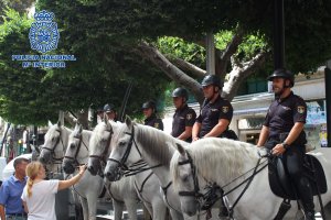 Agentes a caballo en la feria del mediodía.