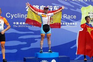 El Policía Local almeriense celebra su victoria.