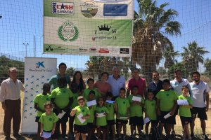 Responsables políticos y de la escuela con los niños.