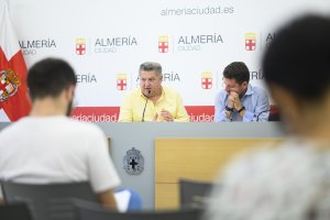 Diego Cruz junto a José Vélez en la rueda de prensa