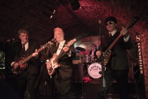 hito para almería Pepe Blanes al bajo y Chipo Martínez, junto a sus compañeros de The Karamel, en la legendaria The Cavern. (Foto: Yukun Chen)