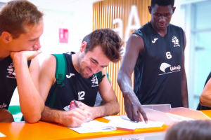 Los jugadores del Unicaja firmando.