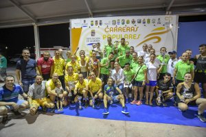 Los protagonistas de la carrera con sus premios.