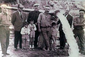 Antonio alonso, en el centro con bigote, junto al chorro de agua del Pozo del Cajete.