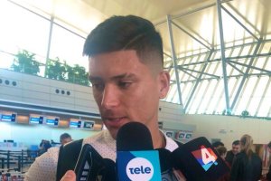 Darwin Núñez, en el aeropuerto de Montevideo.