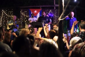 Actuación durante una de las noches en Aku Aku.