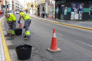 Trabajo de limpieza de alcantarillas en las calles de Adra