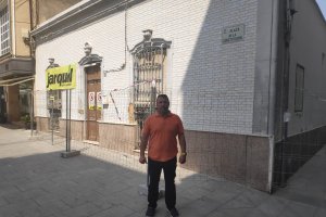 El concejal Pepe Montoya ante la casa de Gabriel Cara