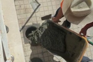 Los operarios vierten hormigón en las arquetas