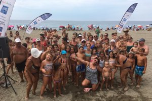 Todos los veraneantes y bañistas junto a  Jenny la monitora de Ego Sport Center