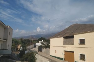 Un helicóptero sobrevuela el municipio de Berja para apagar el fuego en Alcaudique.