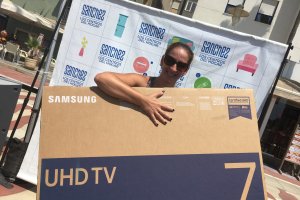 Nuria la ganadora del karaoke y de la televisión plasma