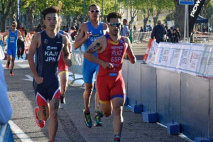 Jairo en solitario camino de la meta.