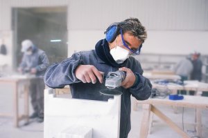 Un alumno de la Escuela del Mármol en Fines.