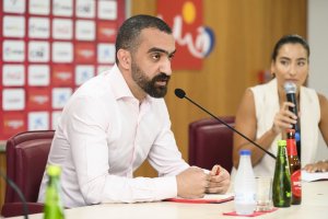 Mohamed El Assy en rueda de prensa junto a la traductora Sonia Gimeno.