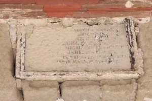 Placa encontrada en la fachada de la Plaza Vieja.