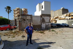 Alfredo Casas en el solar en el que estaba su casa