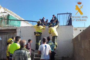 Agentes de la Guardia Civil y del Infoca, durante el rescate.