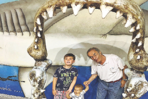 Fausto Romero-Miura junto con sus hijos