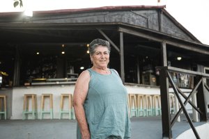 María Flores en el mítico chiringuito Aku Aku de Mojácar, uno de los locales con más personalidad del Levante.