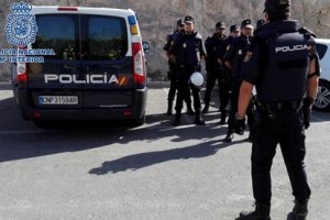 Agentes de la Policía Nacional durante el control.
