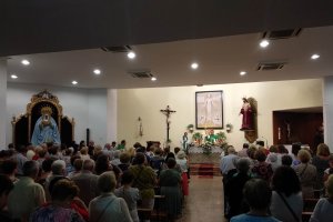 La parroquia de Los Ángeles, abarrotada en la misa de ayer.