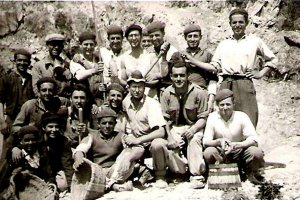 niversitarios y mineros de Rodalquilar, en una imagen de 1953, cuando cuajó el proyecto del Servicio Universitario del Trabajo (SUT).