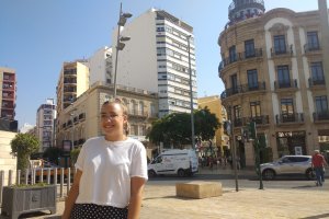 Alejandra Roda, tras la entrevista para LA VOZ, en la Puerta de Purchena.