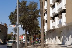 Una señal en la entrada al centro por Oliveros.