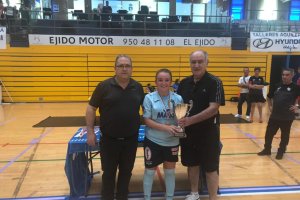 La capitana celeste con con su presidente y el delegado de la FAF.