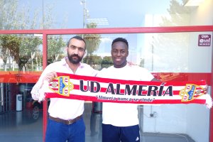 Mohamed El Assy con Arvin Appiah.