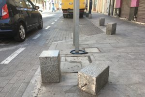 Uno de los muchos bolardos destrozados en la calle Murcia