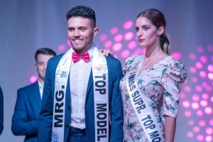 Los ganadores a la banda al mejor modelo de la categoría.