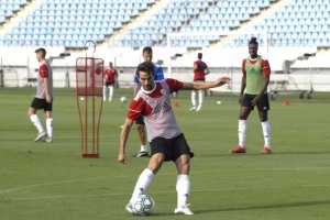 Juan Muñoz rematando a gol en el entrenamiento.