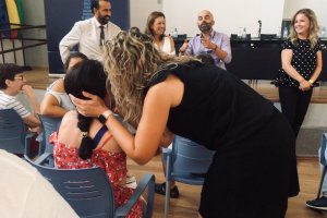 Rosa Maldonado, coordinadora del Instituto Andaluz de la Juventud dando un regalo