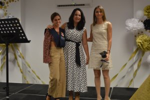 Esperanza Winter con sus profesores en su graduación.