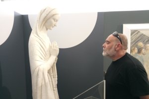 Óscar Fábrega en el Santuario de Fátima, investigando para su próximo proyecto.