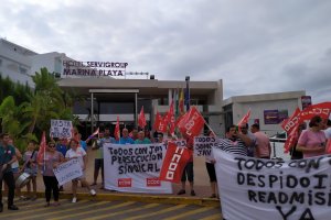 Concentración de CCOO frente al Hotel Marina Playa.