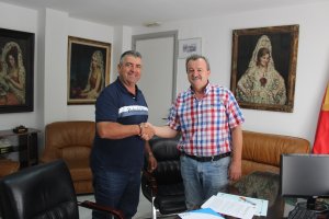 Firma del acuerdo entre Ayuntamiento y empresa.
