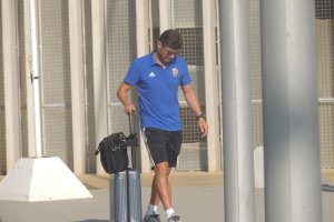 El míster, rumbo al bus del Almería.