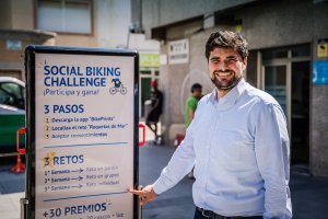 Gutiérrez presenta el reto en bicicleta.