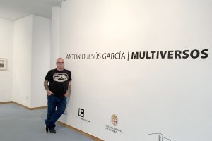 antonio jesús garcía  en el Museo de Almería, durante una visita a su  proyecto ‘Multiversos’.  Foto de Guadalupe Bascuñana